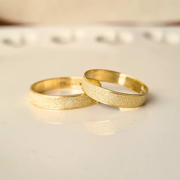 Par de Alianças em Ouro 18K Diamantada